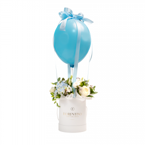 λουλούδια με γαλάζιο μπαλόνι για τη γέννηση αγοριού