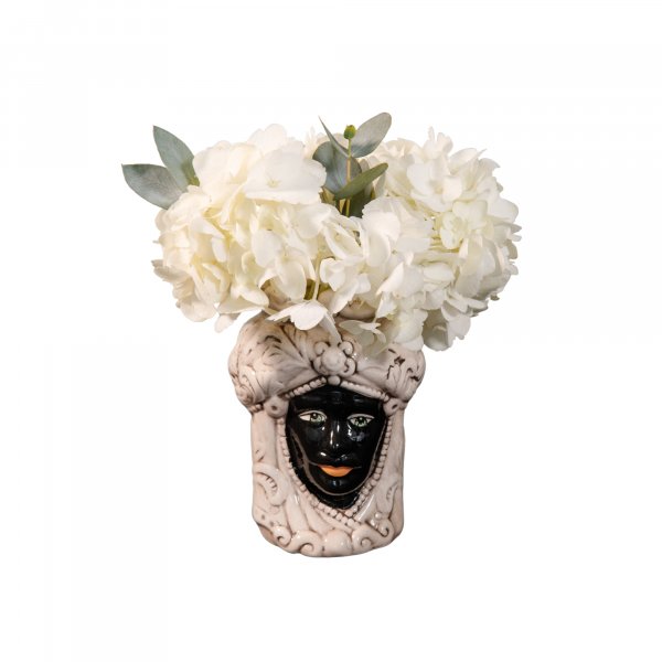 βάζο με μαύρο πρόσωπο άνδρα και λευκά λουλούδια